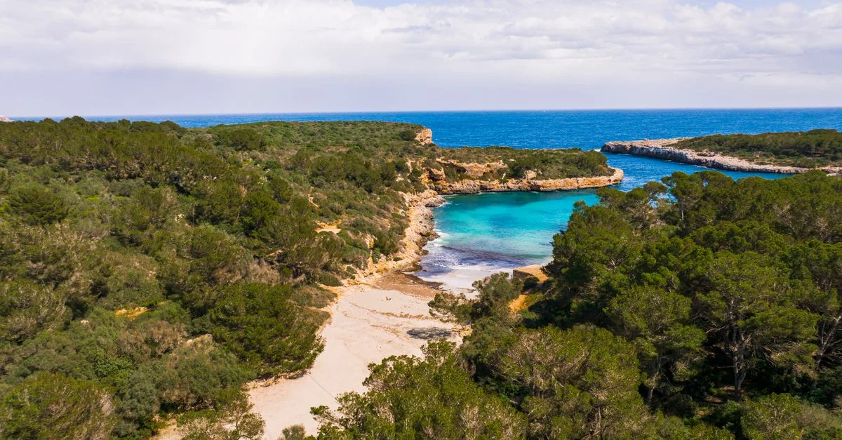 Une vue aérienne impressionnante d'une crique de plage isolée à Majorque, Îles Baléares, Espagne.