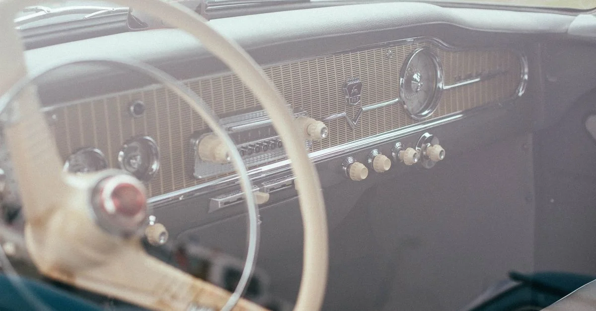 Intérieur élégant d'une voiture vintage mettant en valeur un design intemporel du tableau de bord.