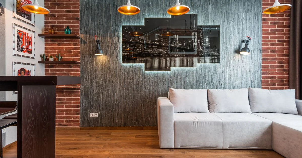 Salon élégant avec murs en briques, canapé cosy et décoration artistique.